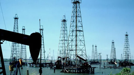 Pretul petrolului a coborat sub 100 $ pe baril, cu doua zile inaintea intalnirii OPEC