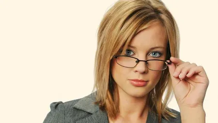 Ce alegem: ochelari sau lentile de contact?