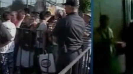 Bucurestenii s-au calcat in picioare pentru zahar si ulei la supermaketul lui Gica Popescu. VIDEO