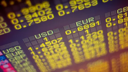 Euro s-a depreciat pe pietele internationale fata de dolar si francul elvetian