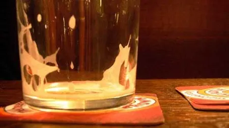 Nu desfacem sampania, dar nici berea. Cum le-a taiat premierul Boc romanilor cheful de baut