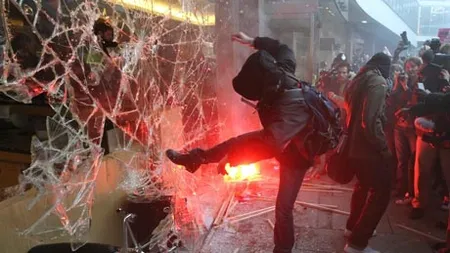 Primul deces in violentele de la Londra. BlackBerry vrea sa ajute politia la identificari