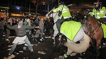 Inca o noapte de violente in Marea Britanie. Pierderile ar putea depasi 100 milioane de lire