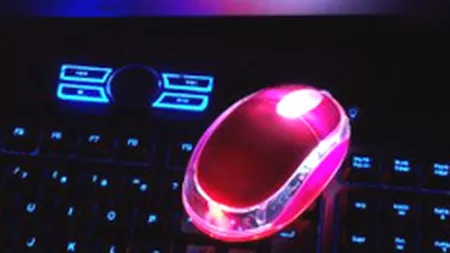 Tastatura wireless, incarcata de la soare