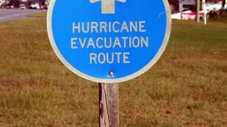 Uraganul Irene ameninta cu pierderi majore transportul aerian din S.U.A. 180 de zboruri anulate intr-o singura zi