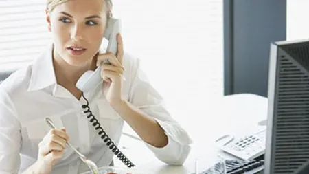 5 semne ca iti deranjezi colegii de la birou cand mananci