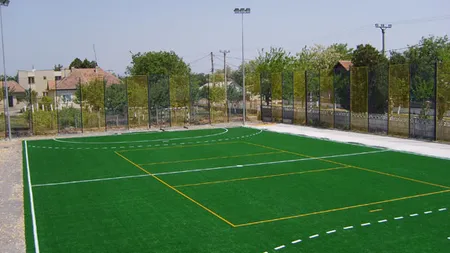 Facem ca grecii, poate patim ca ei. Pentru ce 160 noi terenuri de sport?