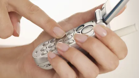 Piata telecom coboara inca, dar cu piciorul pe frana