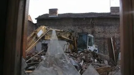 Razie de proportii in complexul Europa. Comerciantii, notificati sa demoleze constructiile ilegale