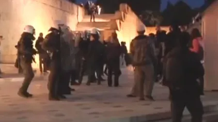 Grecii reiau protestele, dupa sinuciderea unui batran in centrul Atenei (VIDEO)