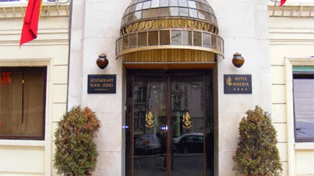 O bucata din fatada hotelului Minerva din Capitala s-a prabusit peste terasa unui restaurant