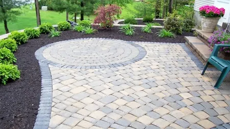 Romanii merg pe estetic, in detrimentul fiabilului: Cat cheltuiesc pentru pavarea curtilor