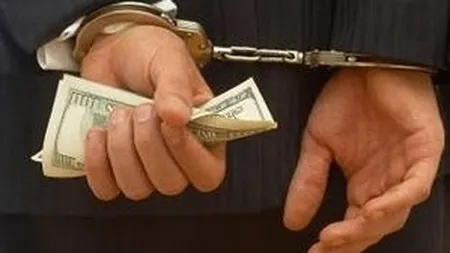 Doua persoane, arestate pentru fraudarea cu 600.000 euro a unei banci