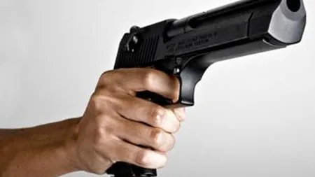 Jaf armat in Botosani: Doi barbati cu cagule au spart o casa de amanet