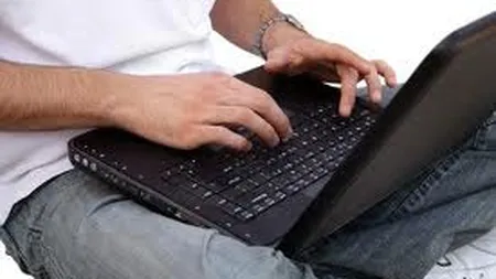 Cum si cat isi petrec romanii timpul online