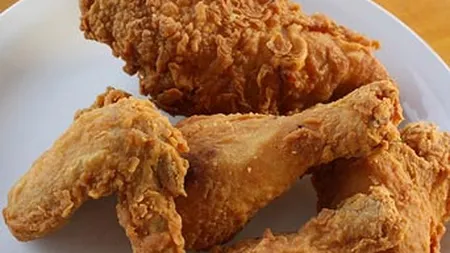 Noua invazie americana in Irak. Cu aripioare de pui, pizza si milkshake