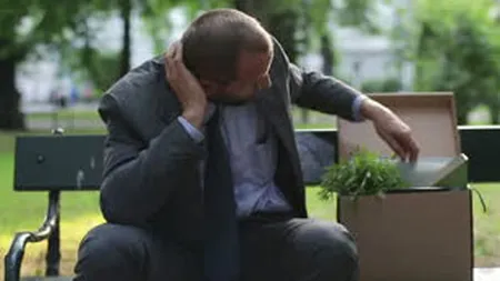 Cat de crunt i-a lovit criza pe greci: Aveam un loc de munca foarte bun. Acum curat WC-uri 