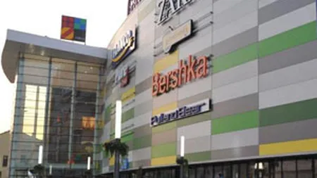 Arad: Bucati din plafonul de gips-carton al unui mall s-au prabusit