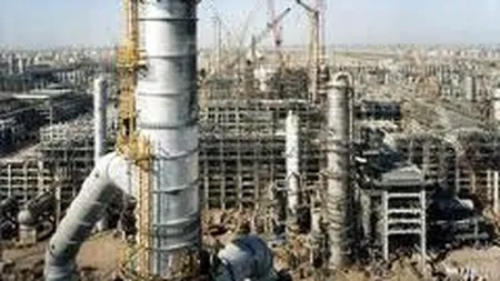 Basescu a promulgat legea privind facilitatile la privatizarea Petromidia SA Constanta