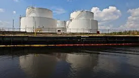 Poluare cu produse petroliere dupa ce un depozit a fost avariat de ciclonul Sandy