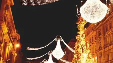 Centrul Capitalei, strabatut de mii de luminite de sarbatori, identice cu cele din Viena