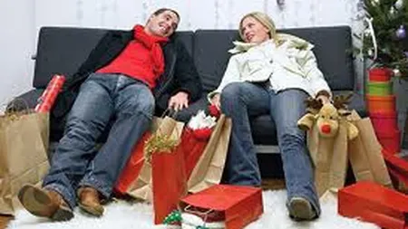 Romanii prefera sa ofere daruri in loc sa primeasca. Topul cadourilor de sarbatori