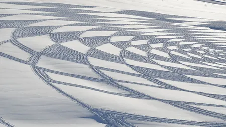 Arta care piere o data cu anotimpul: Tablouri desenate pe zapada (Galerie Foto)