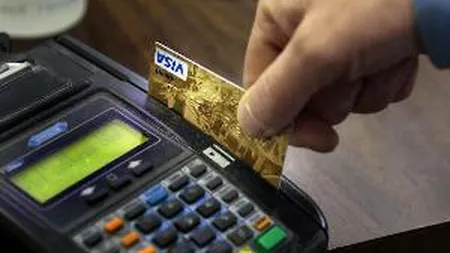 Romanii platesc mai multe cumparaturi cu cardul. Numarul tranzactiilor a crescut in 2012