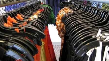 Italia: Cum au furat 10 romani haine Armani de 2 milioane euro