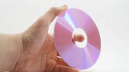 Politistii perchezitioneaza mai multe persoane specializate in multiplicarea de CD-uri si DVD-uri