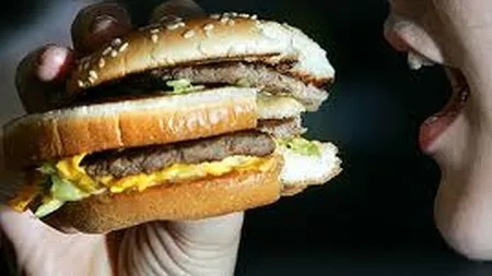Medicii britanici cer interzicerea reclamelor la junk-food