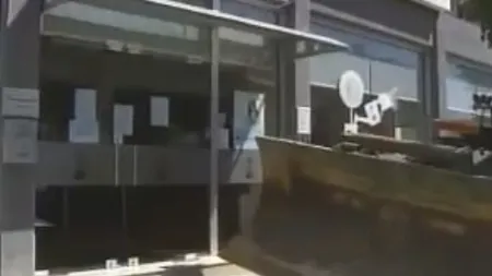 Reportaj BBC in Cipru: Protest cu buldozerul la o banca (Video)