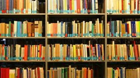 Cati romani mai merg la biblioteca publica