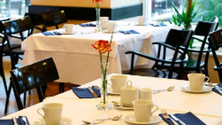 Impozitul forfetar pentru turism si restaurante se va aplica din iulie