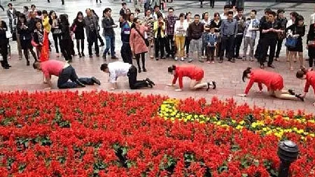 Trainingul la chinezi: Angajatii unei companii, pusi sa mearga in genunchi (Galerie Foto)