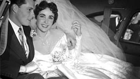 Rochia de mireasa pe care Liz Taylor a purtat-o la prima nunta, scoasa la licitatie