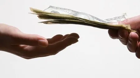 Cum isi aleg romanii banca la care fac imprumut