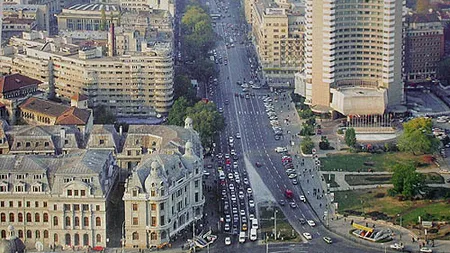 Bd. Magheru a ramas fara spatii verzi. La promenada printre gropi si masini parcate