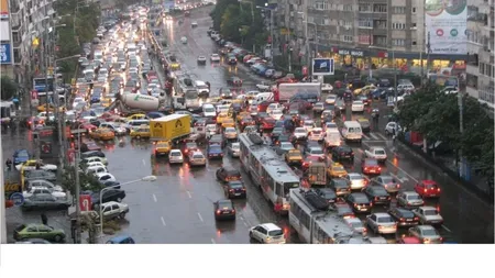 Bucuresti: Troleibuze blocate, strazi inundate, copaci doborati si masini avariate