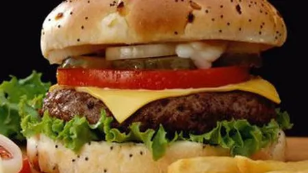 Angajata McDonald's, arestata dupa ce a cerut marire de salariu (Video)