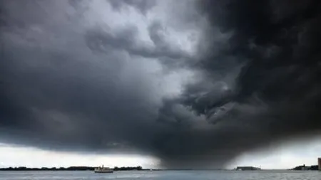 Alerta Cod Rosu in India inainte de sosirea ciclonului Phailin. 440.000 de persoane, evacuate