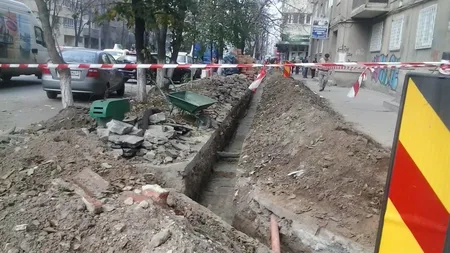 Santierul din Iancului: Roabe, lopeti, flori vestejite si muncitori cu mainile in sold (Fotoreportaj)