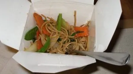 Cine castiga din confruntarea bucatariilor: chinezeasca online, romaneasca la restaurant