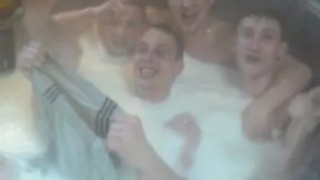 Scandal la o fabrica de branzeturi. Angajatii au facut baie in laptele folosit la preparate