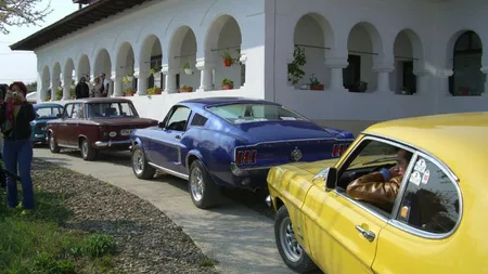 Peste 500 de automobile de epoca, la parada in 21 de orase