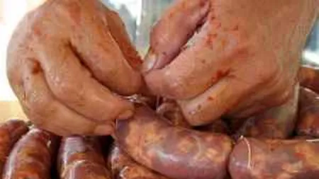 Carne stricata, gasita la un targ traditional organizat cu ocazia Zilelor Brasovului