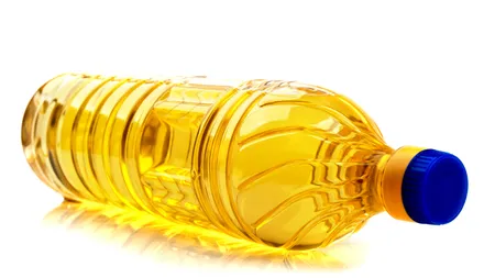 Motorina la jumatate de pret: Cati km merge o masina cu 1 litru de ulei de gatit