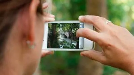 Doi studenti romani au fost premiati pentru o aplicatie dedicata nevazatorilor