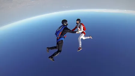 Peste 350 de salturi in prima zi a festivalului de la Clinceni. Cat costa sa sari cu parasuta (Foto)