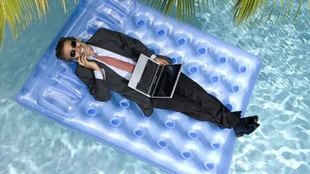 Pericolele verii la serviciu: 4 modalitati prin care poti invinge toropeala